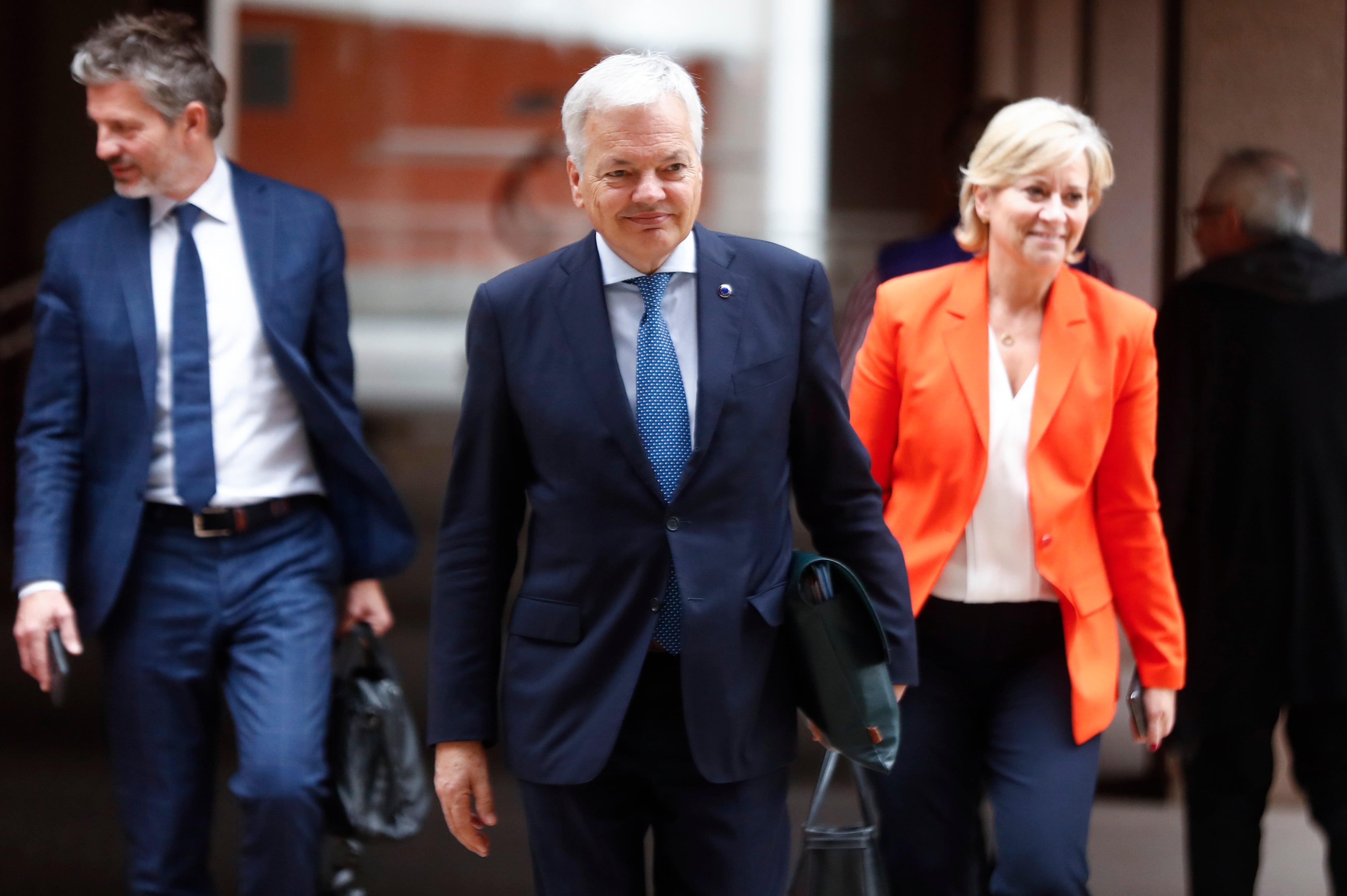 El comisario europeo de Justicia, Didier Reynders (c), sonríe este jueves en el marco de su reunión con representantes de los jueces y del Partido Popular en su visita a España, con la renovación del Consejo General del Poder Judicial (CGPL) en el centro de la agenda.