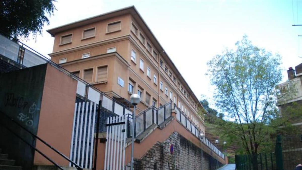 Familias y docentes protestan por el cierre inesperado y definitivo del colegio La Anunciata