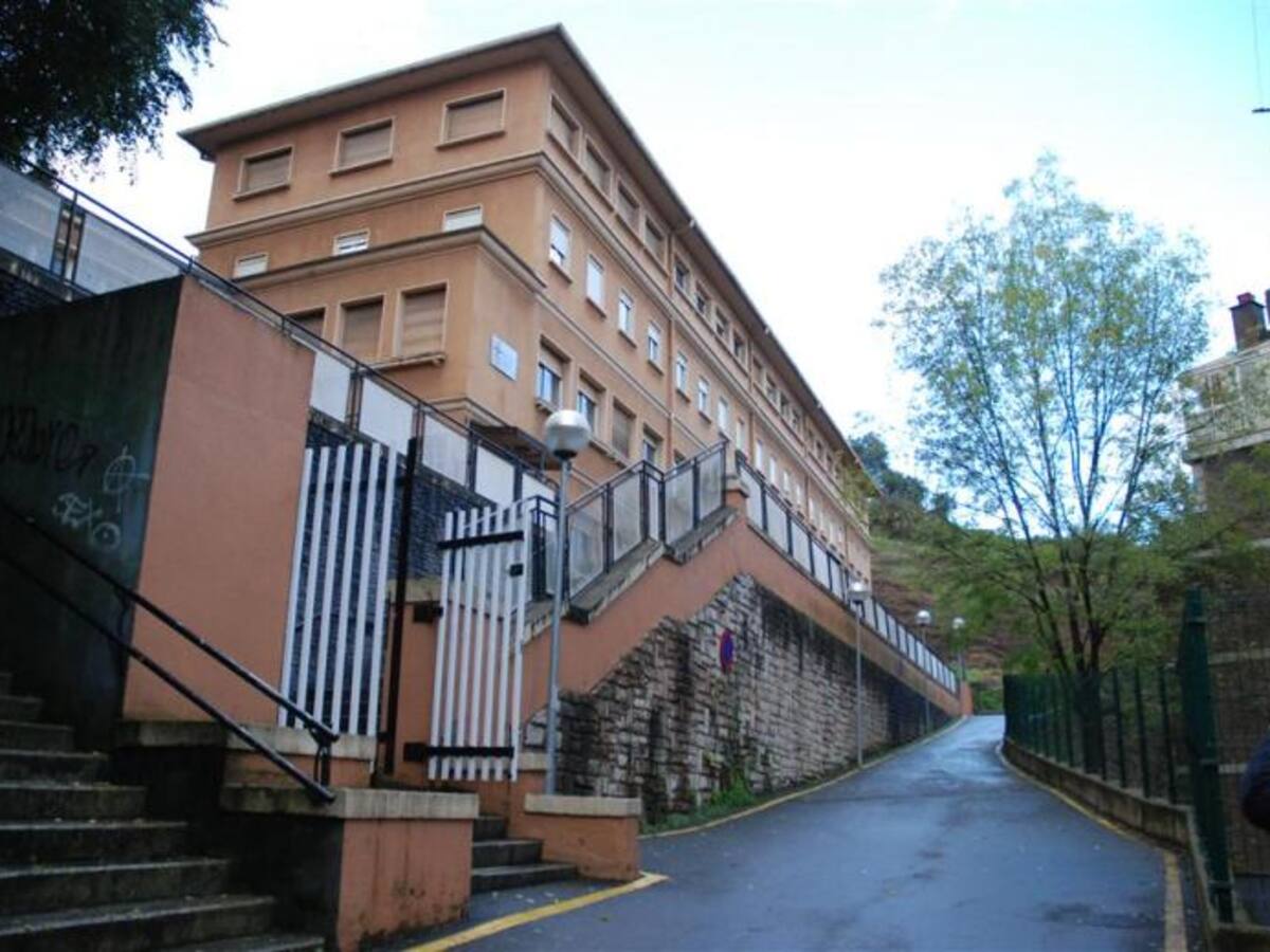 Familias y docentes protestan por el cierre inesperado y definitivo del colegio La Anunciata