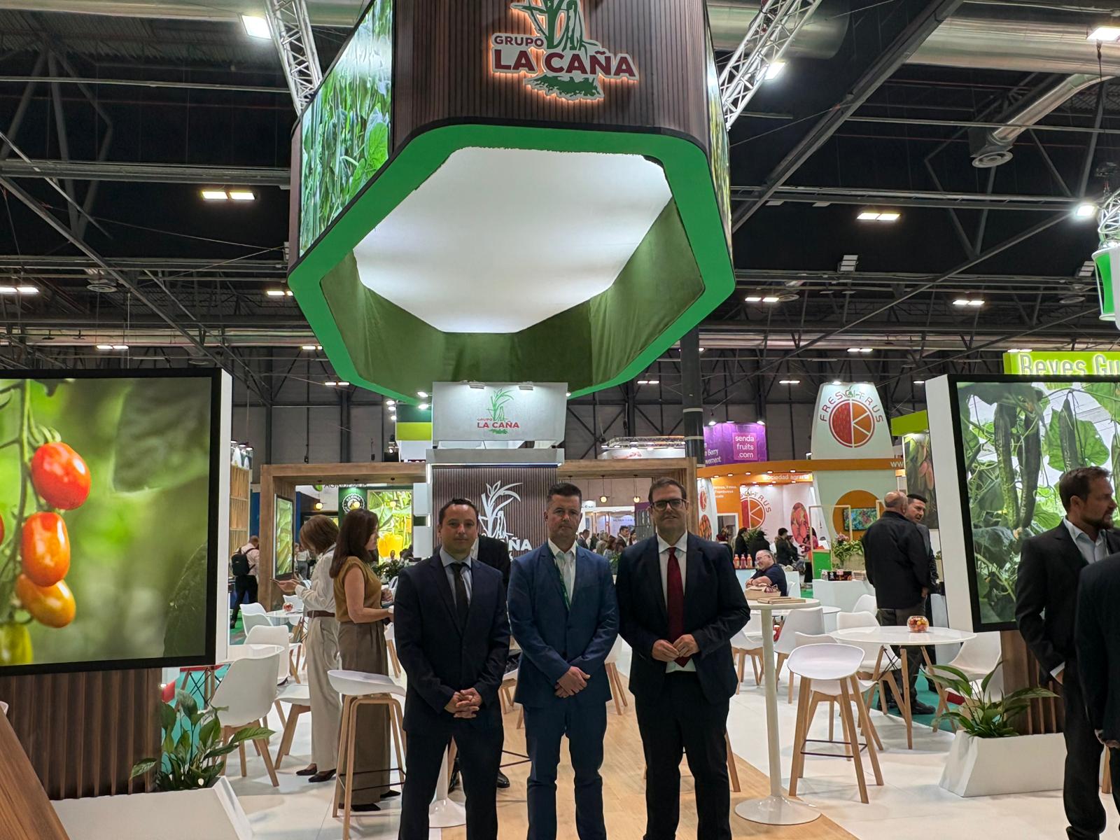 El presidente de la Mancomunidad de municipios de la costa, Rafael Caballero apoyando a los agricultores en Fruit Atraction