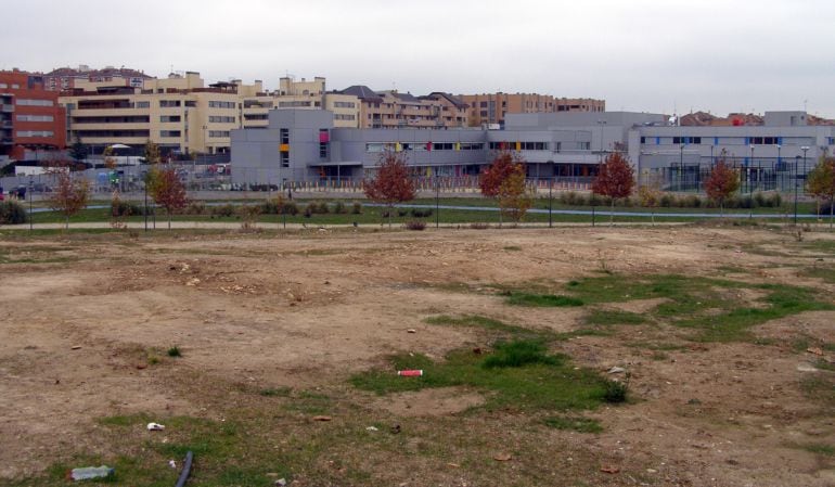 Una de las tres parcelas que el ayuntamiento de Paracuellos de Jarama ha ofrecido en Miramadrid para la construcción del primer instituto público del municipio