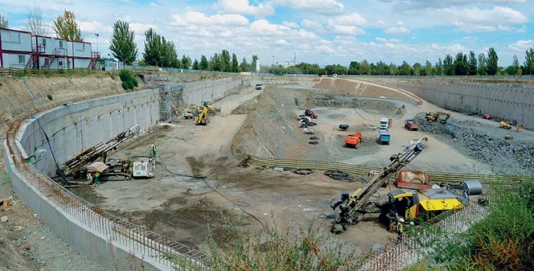 Obras de exavación de los cimientos del futuro centro comercial