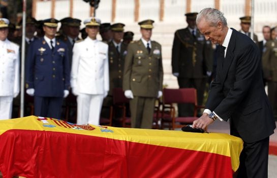 El ministro de Defensa, Pedro Morenés, condecora a título póstumo con la Cruz al Mérito Militar con distintivo amarillo al soldado Aarón Vidal López, fallecido en Irak el pasado jueves en un accidente de tráfico, durante el funeral que ha acogido hoy la b