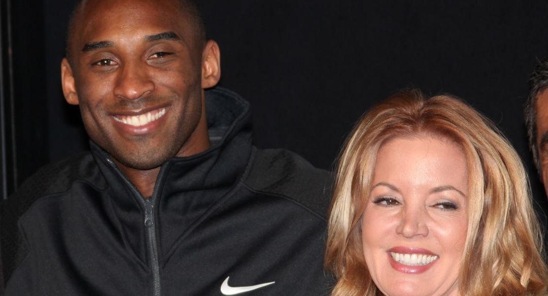 Kobe Bryant y Jeanie Buss, durante un evento años atrás