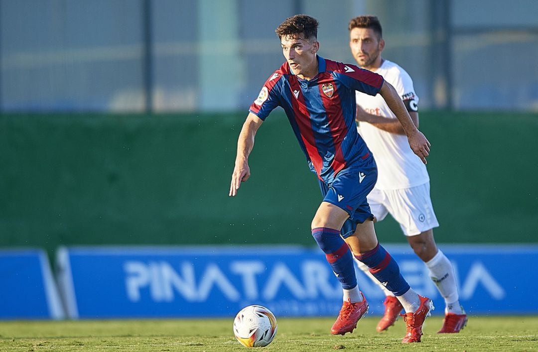 Pepelu jugando con un partido de pretemporada con el Levante