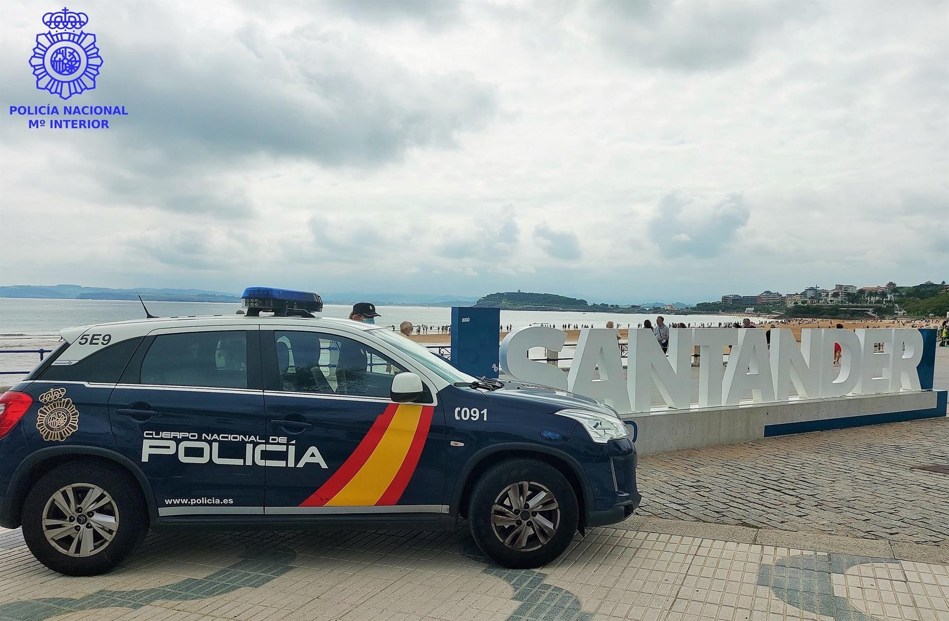 Un vehículo de la Policía Nacional en las playas de El Sardinero.