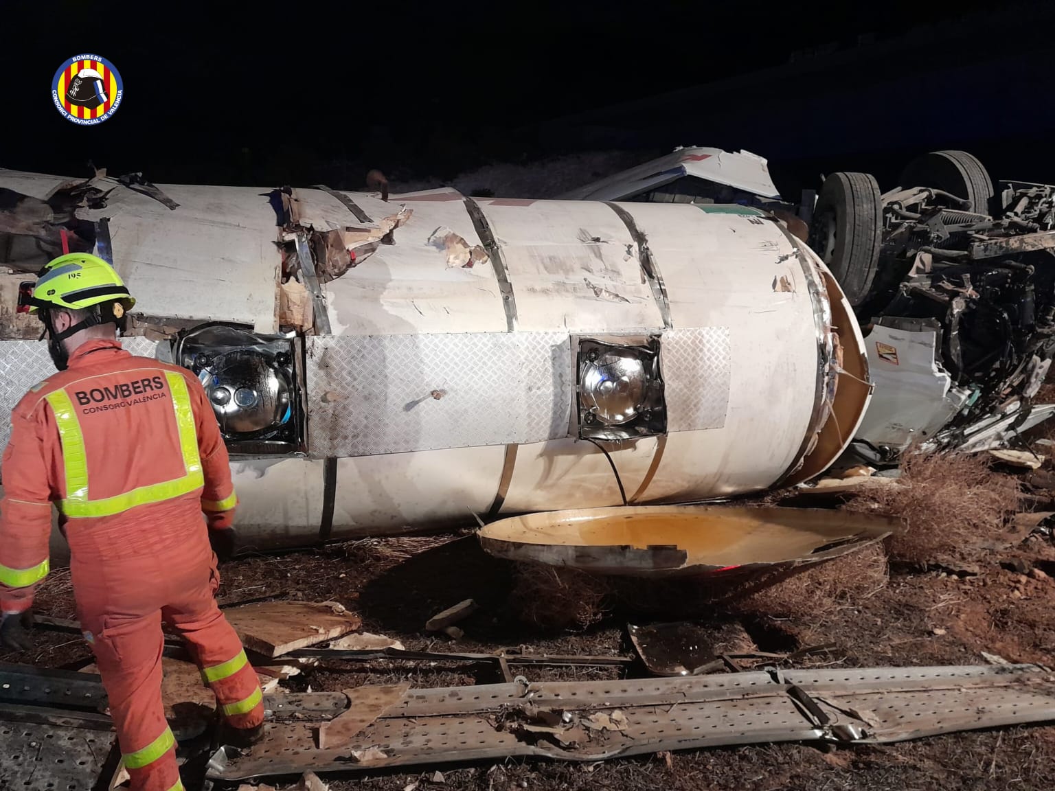 Un camionero huye tras volcar con su vehículo cargado de aceite en una salida de la A-3