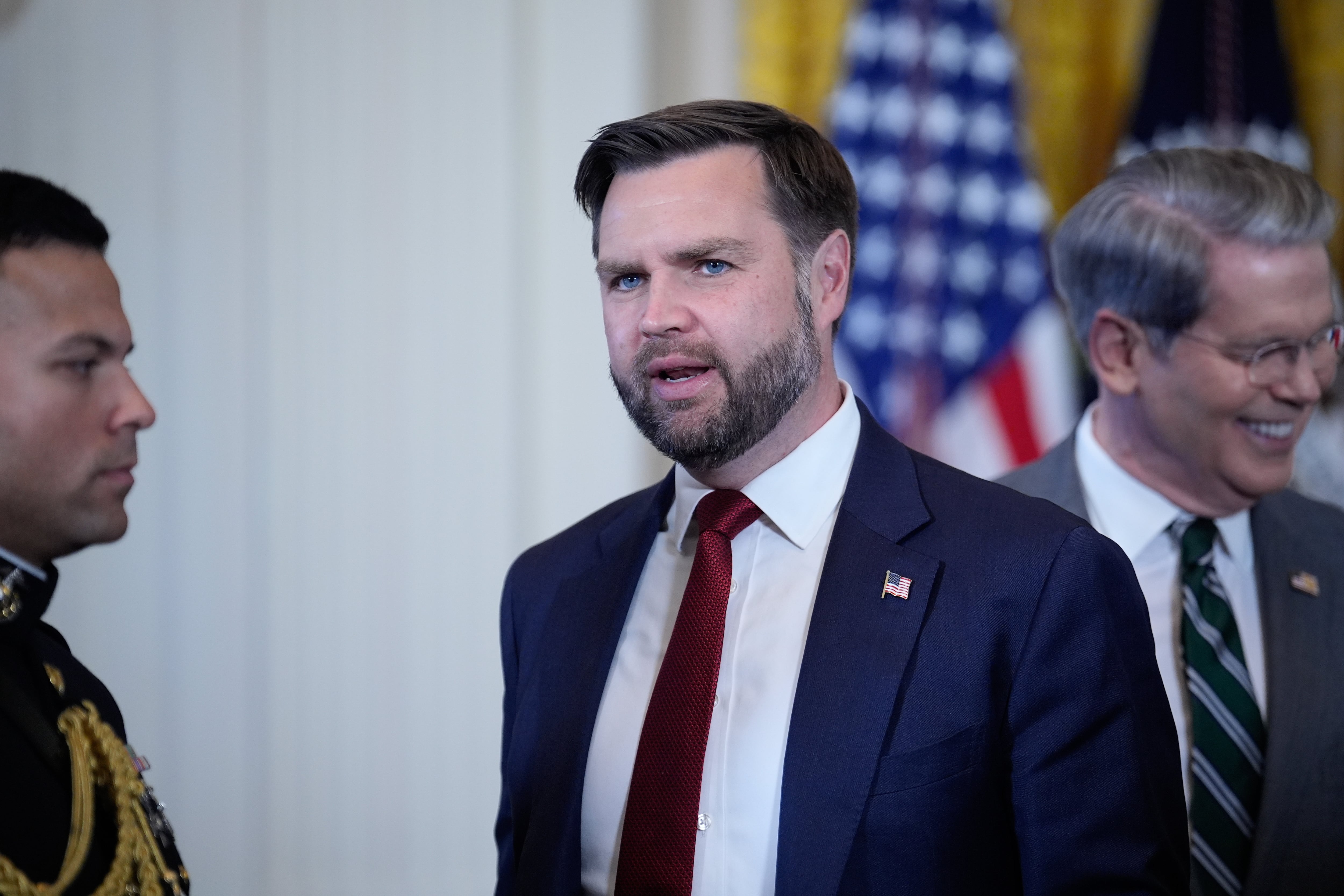 El vicepresidente de Estados Unidos, JD Vance, asiste a la ceremonia de firma de la orden ejecutiva 'Fostering the Future', en la Casa Blanca, el 13 de noviembre de 2025.