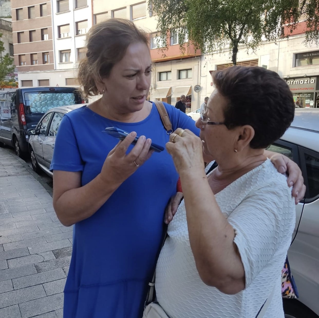 Mireia entrevistando a Cati en plena calle