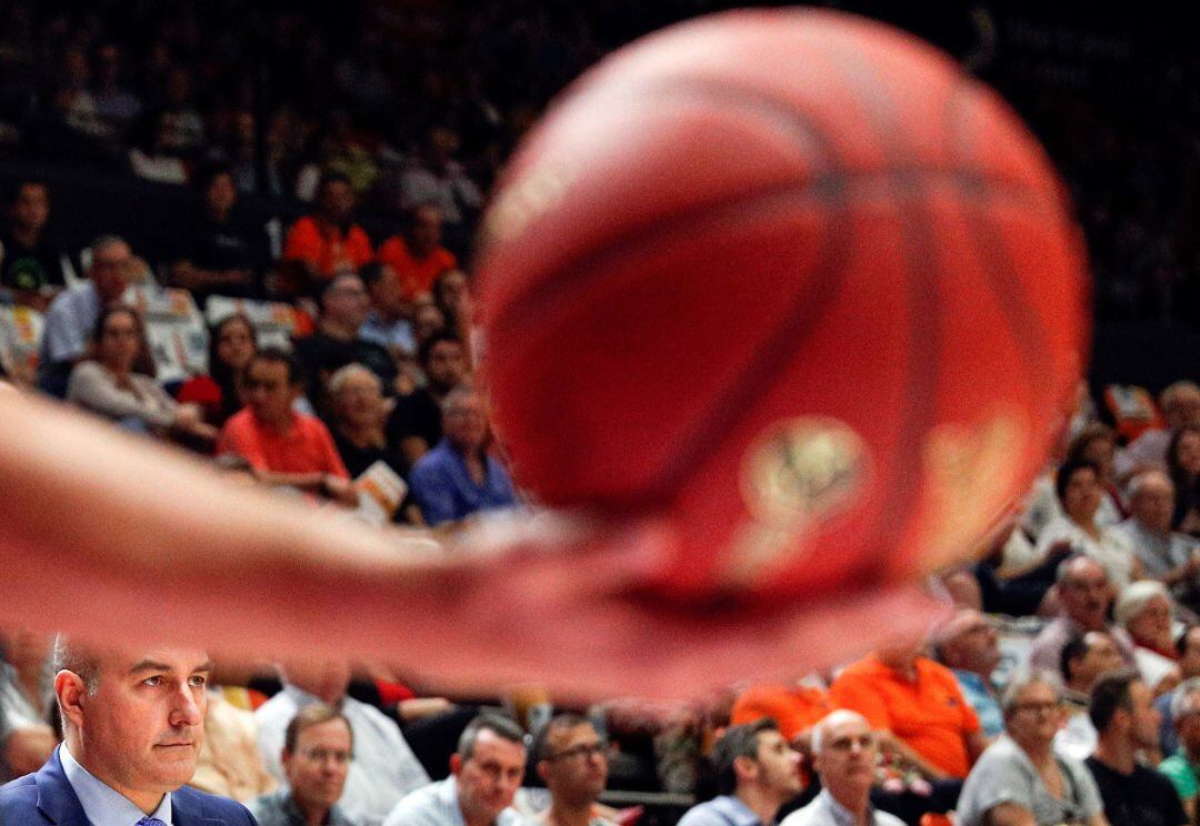 El entrenador del Valencia Basket, Jaume Ponsarnau, atiende al partido de la primera jornada de la Eurocopa que disputan esta noche contra el LDLC Asvel Villeurbanne en el pabellón de la Fuente de San Luis.