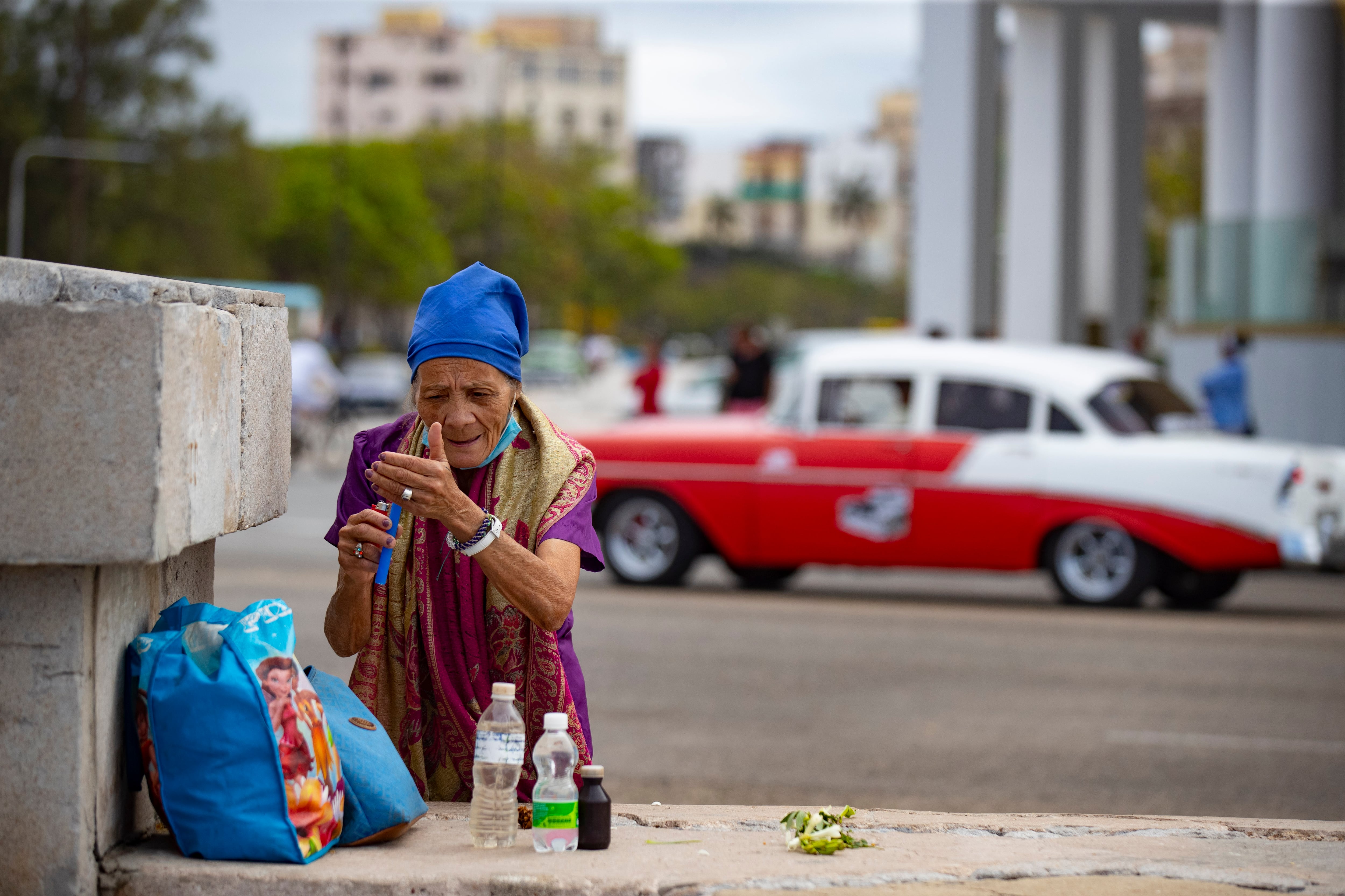 Imagen de archivo de una mujer en el malecón de La Habana (Cuba)