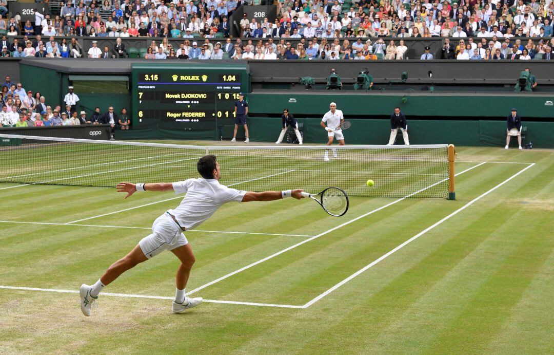 Djokovic y Federer durante la final de Wimbledon 2019