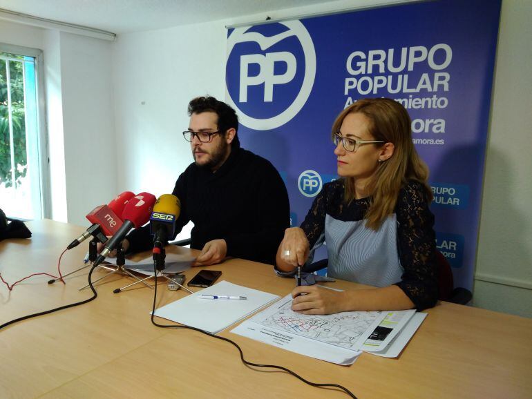 Los concejales del PP, Víctor López de la Parte y Sonia Calvo