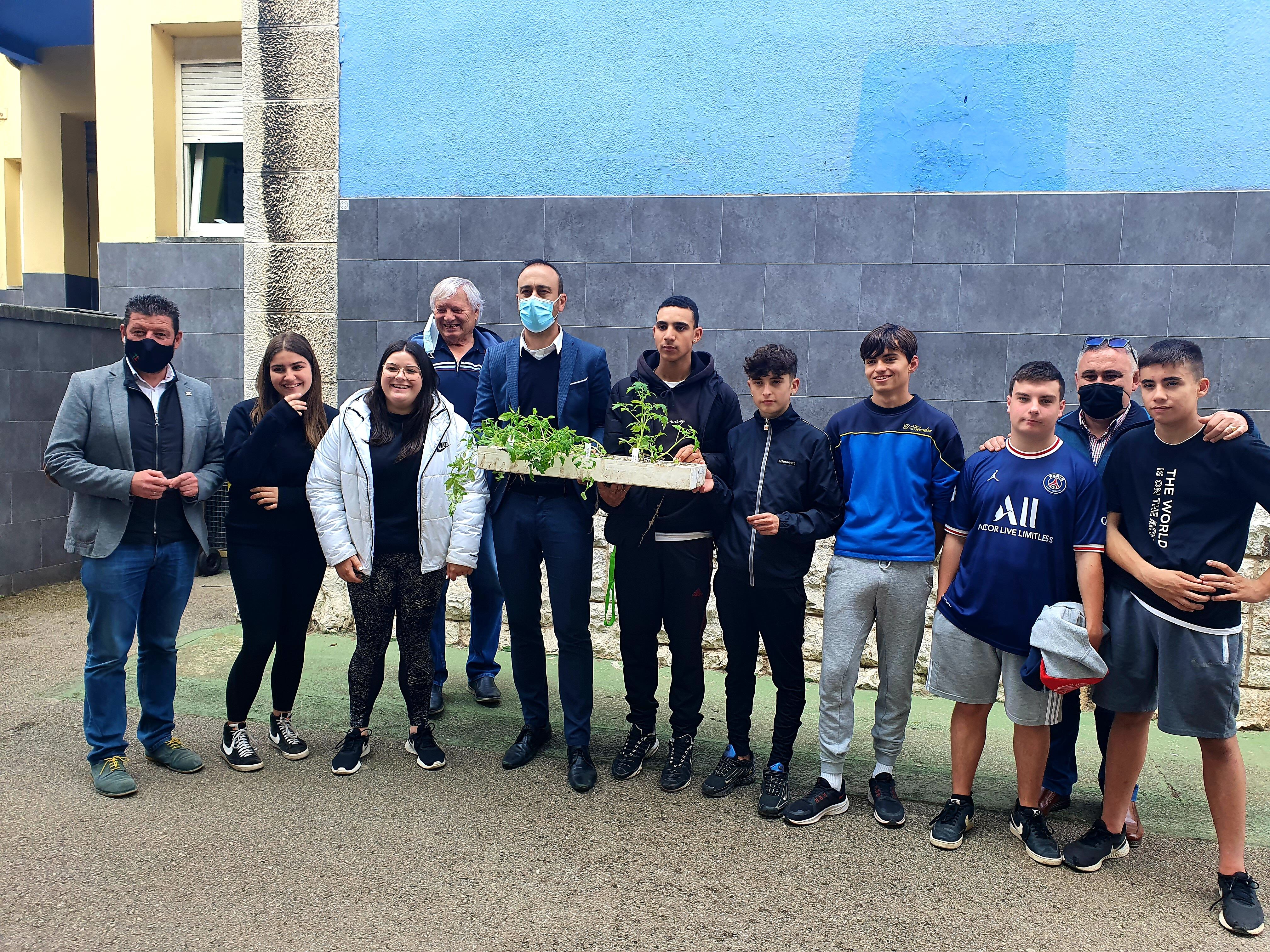 Entrega de los tomates al Colegio El Salvador