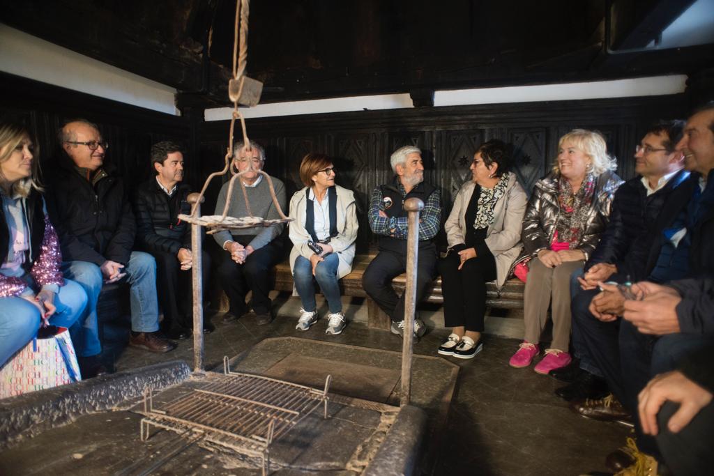 Diferentes autoridades en la inauguración de Casa Lardiés en Nocito