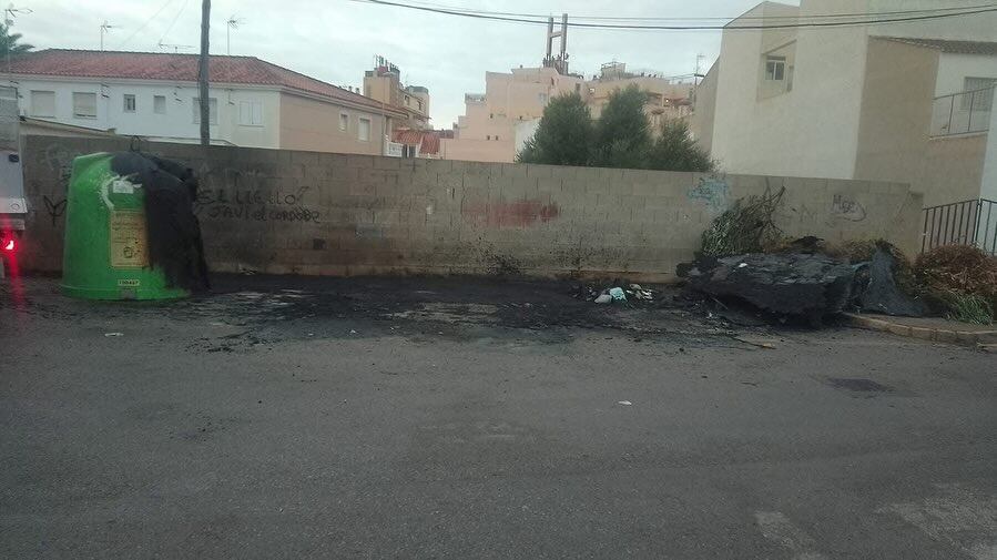 Queman más de una decena de contenedores en San Pedro del  Pinatar a pocas horas de la Nochevieja