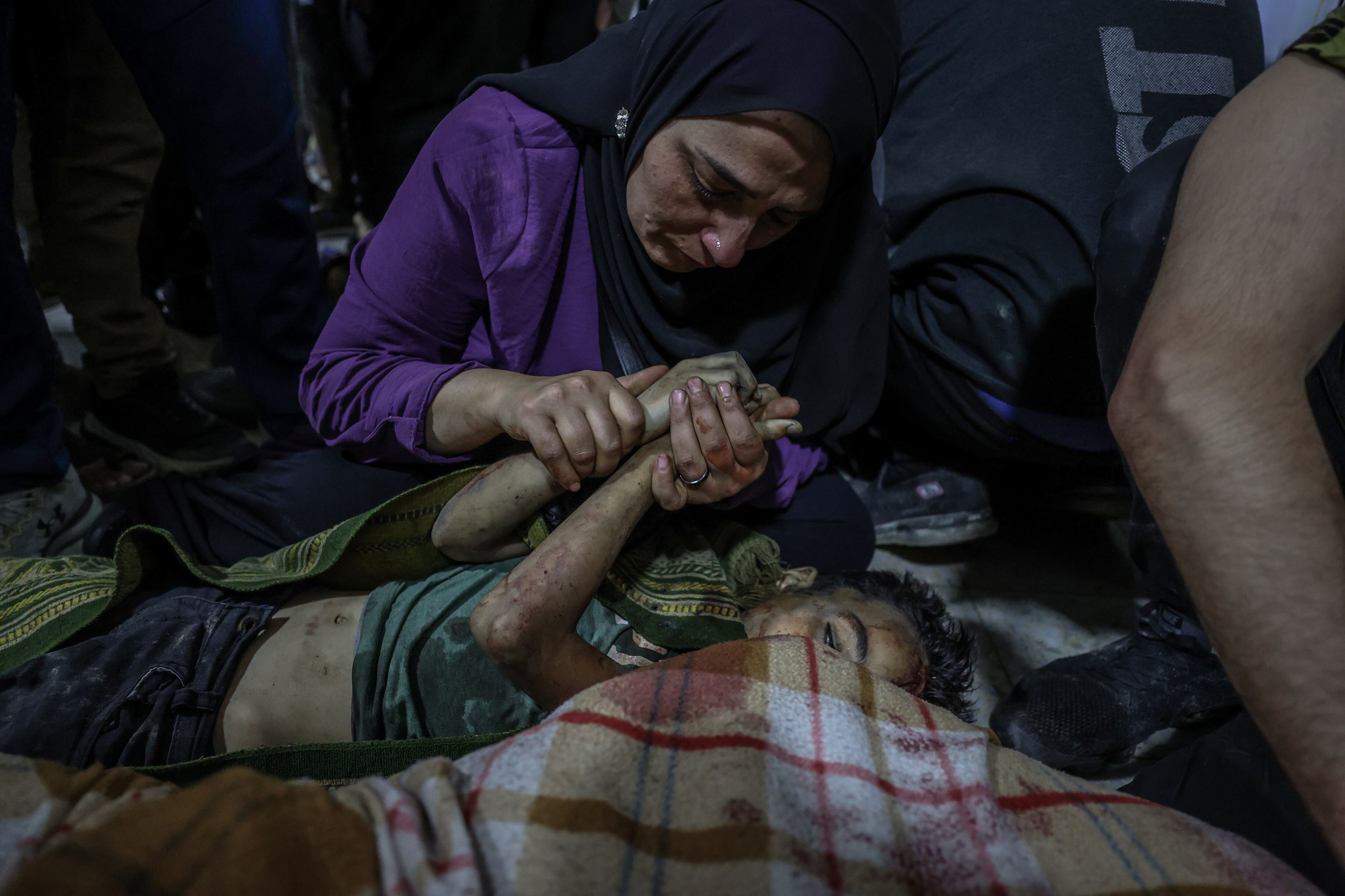 Una madre llora a su hijo.  (Photo by Ali Jadallah/Anadolu via Getty Images)