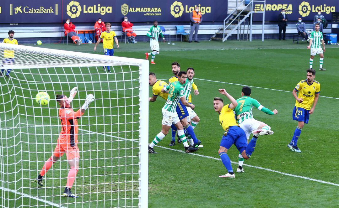 CADIZ, SPAIN - FEBRUARY 28: Juanmi of Real Betis scores their side's first goal past Jeremias Ledesma of Cadiz CF during the La Liga Santander match between Cadiz CF and Real Betis at Estadio Ramon de Carranza on February 28, 2021 in Cadiz, Spain. Sportin
