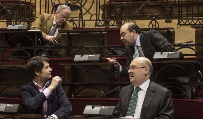 El juntero del PP Arturo Aldecoa (arriba izq), que ha sido expulsado de su grupo debido a las supuestas irregularidades detectadas en su labor como gerente provincial de esta formación política, ha asistido hoy a su primer pleno de las Juntas Generales de