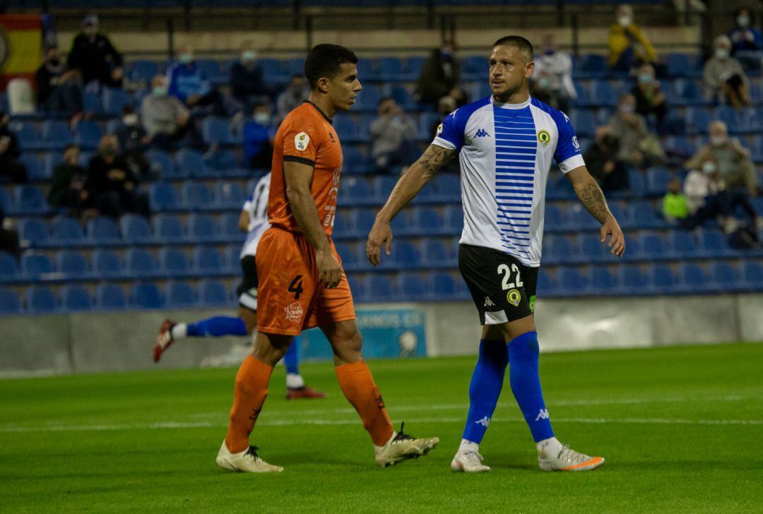 Javier Acuña, frente al Atzeneta