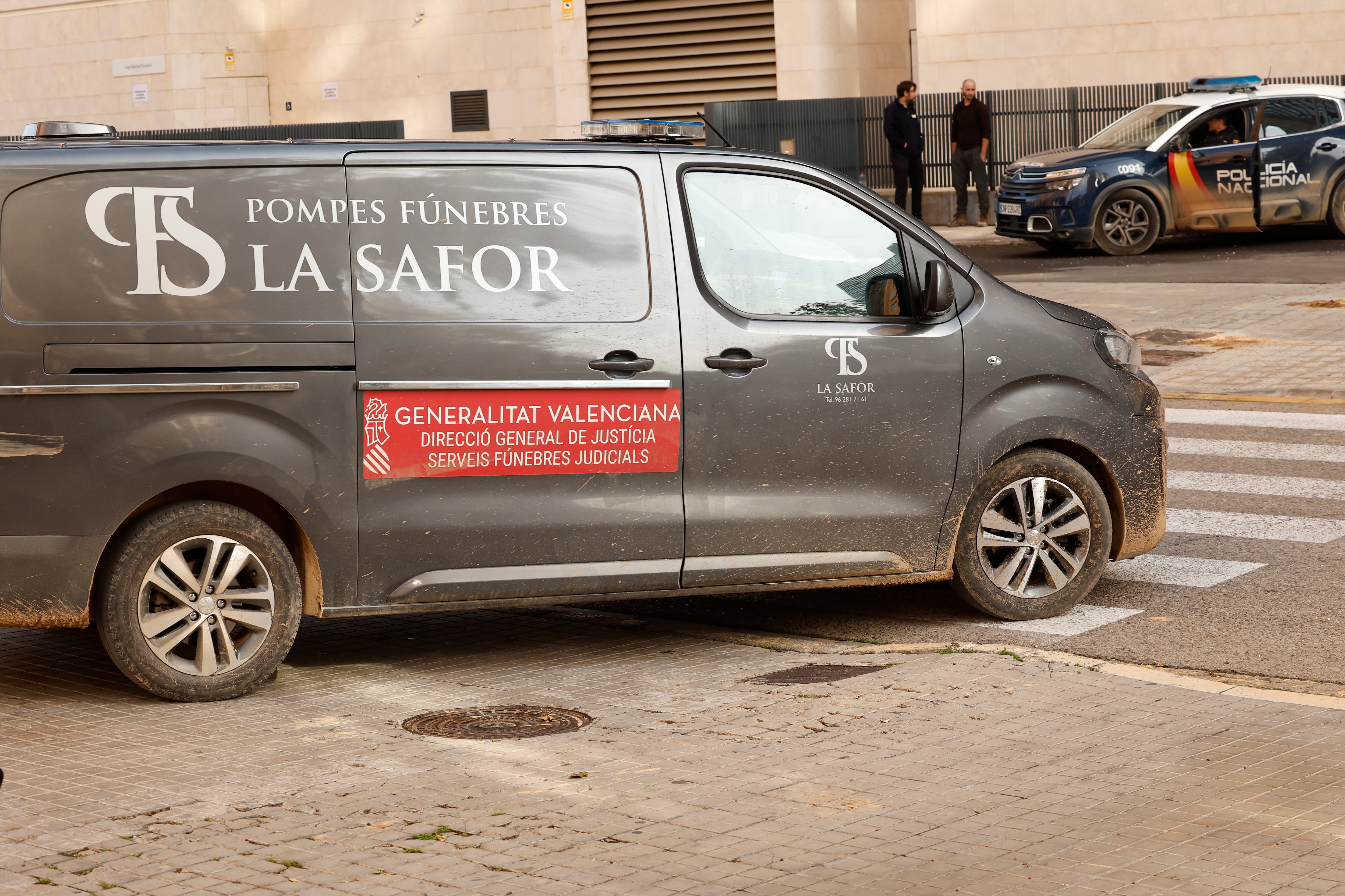 Llegada del coche fúnebre a la morgue de la Ciudad de la Justicia este lunes en Valencia.