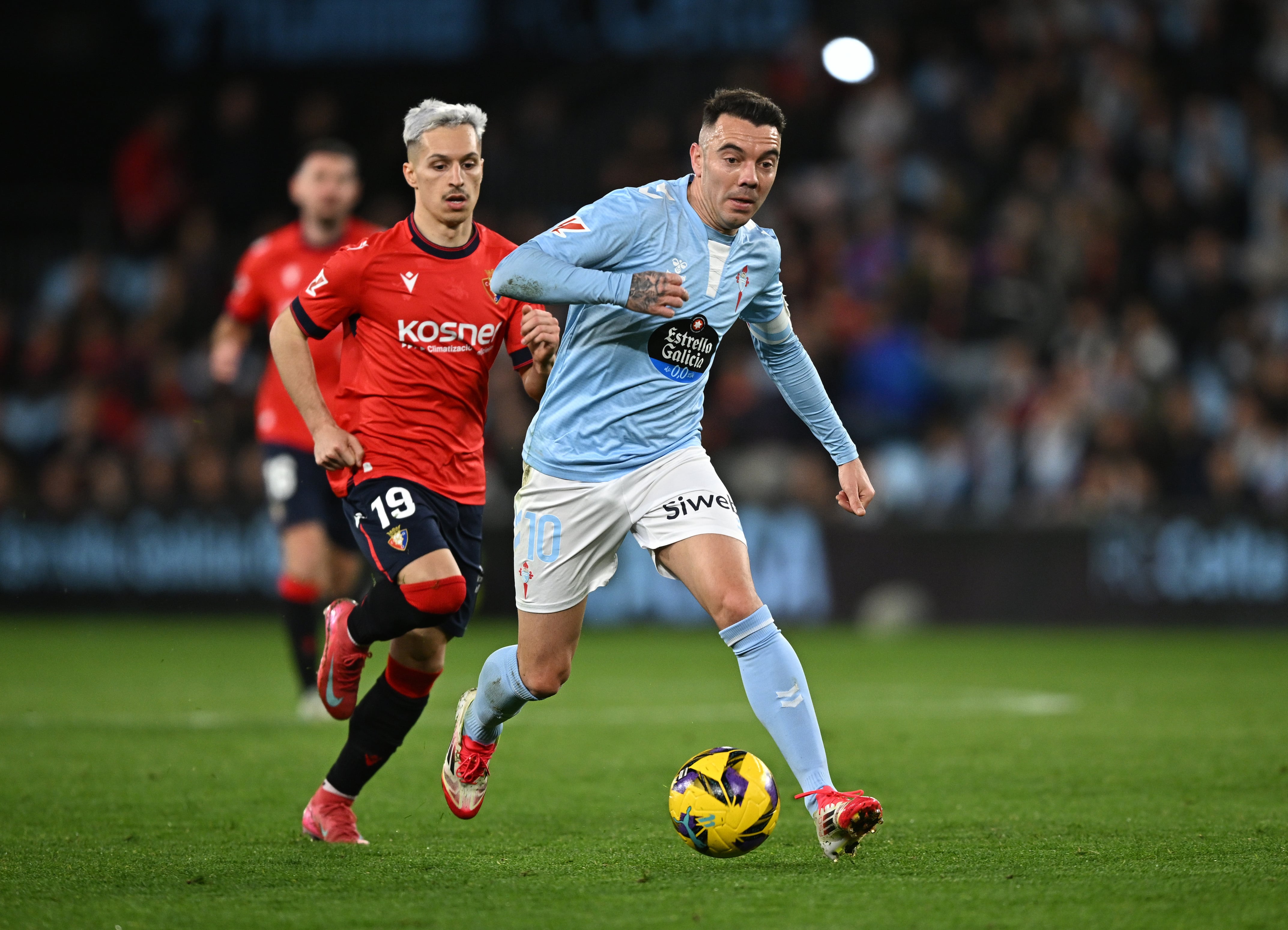 Iago Aspas marchándose en velocidad de Bryan Zaragoza (Photo by Octavio Passos/Getty Images)