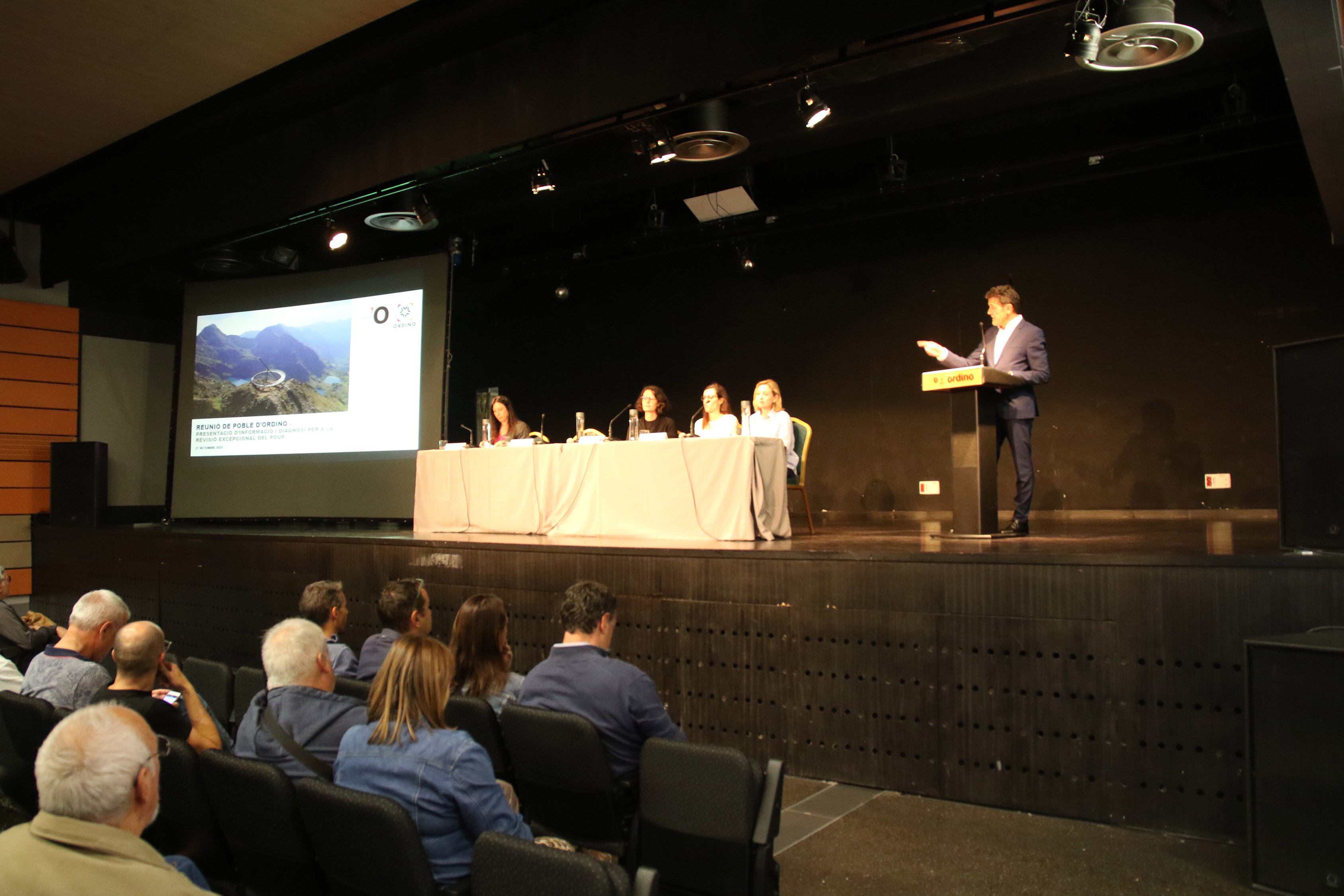 El cònsol major d'Ordino, Josep Àngel Mortés, durant la presentació dels informes per a la revisió del POUP de la parròquia a la reunió de poble celebrada anit a l'ACCO.