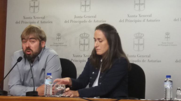 El portavoz de Podemos en la Junta General del Principado, Daniel Ripa, y la asesora jurídica del grupo parlamentario, Ana Rodríguez.