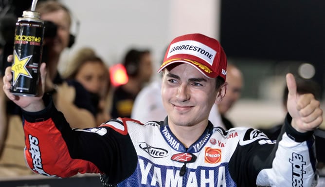 El piloto español de Yamaha celebra la victora en el primer Gran Premio de la temporada en Catar