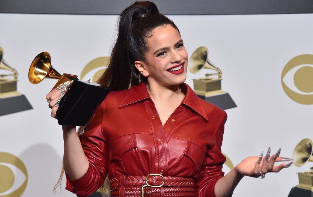 Rosalía tras recibir su primer Grammy.