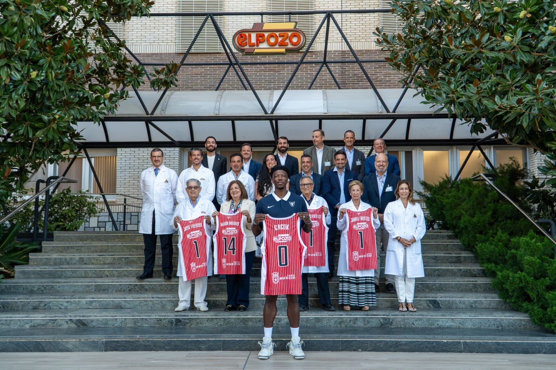 Presentación de Cacok con el UCAM Murcia CB en las instalaciones de ElPozo.