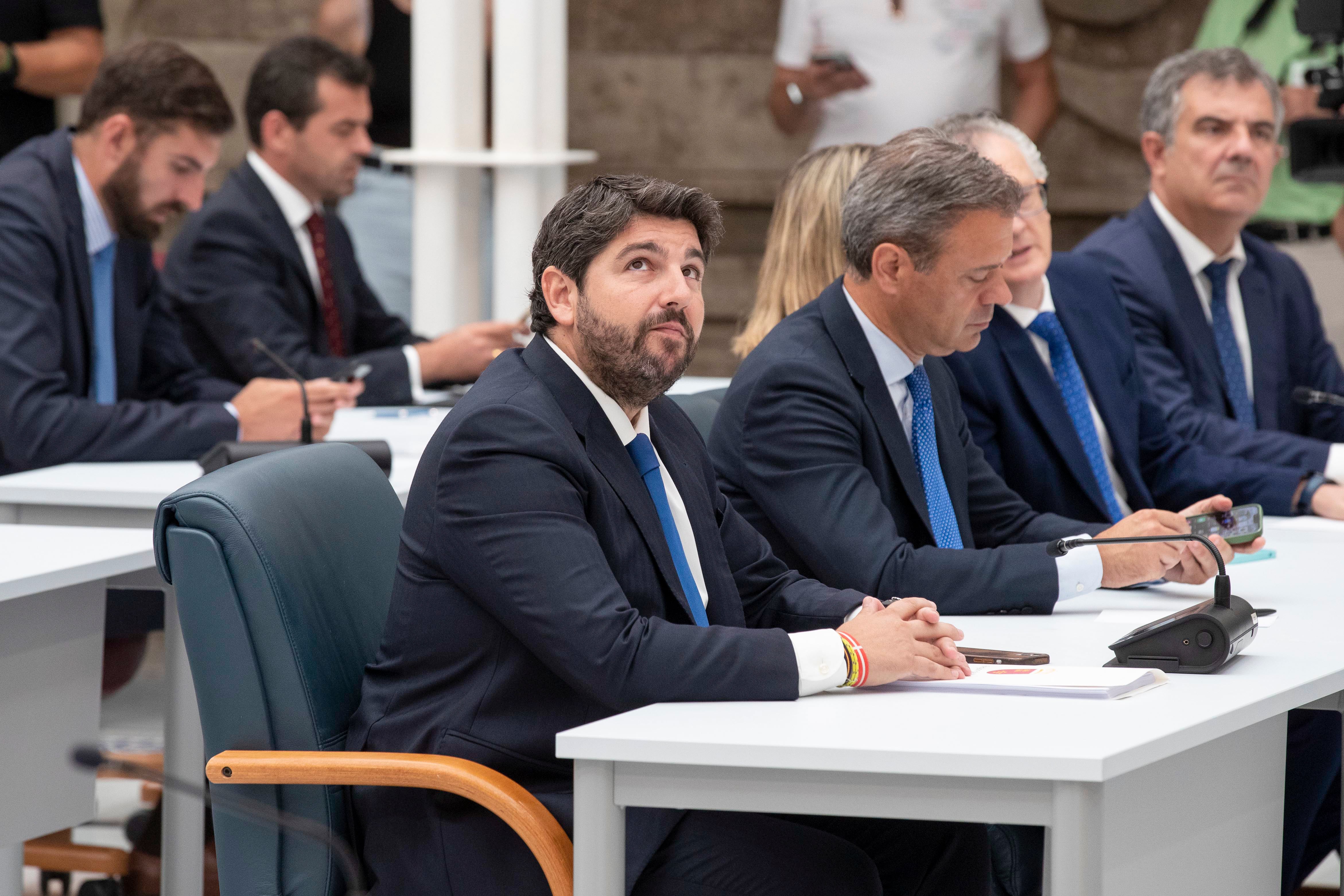 Archivo-  El presidente de la Comunidad de Murcia en Funciones Fernando López Miras en la Asamblea Regional. Tras el diputados de Vox. EFE/Marcial Guillén