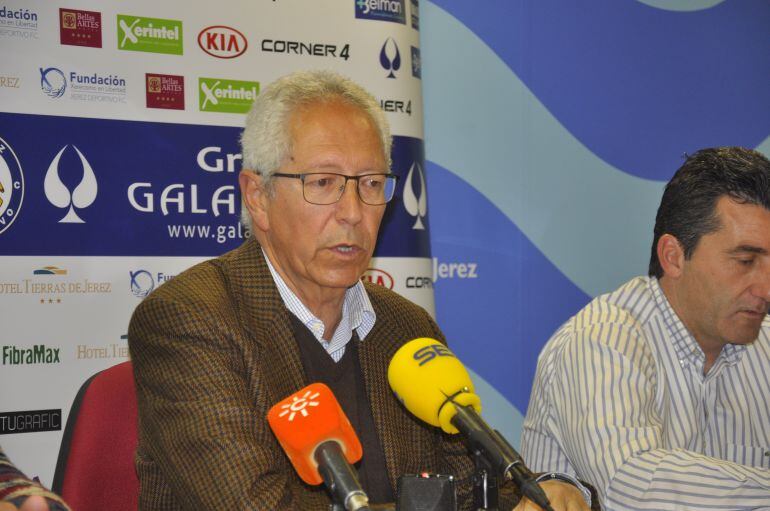 Rafael Coca junto a Edu Villegas durante una rueda de prensa en Chapín