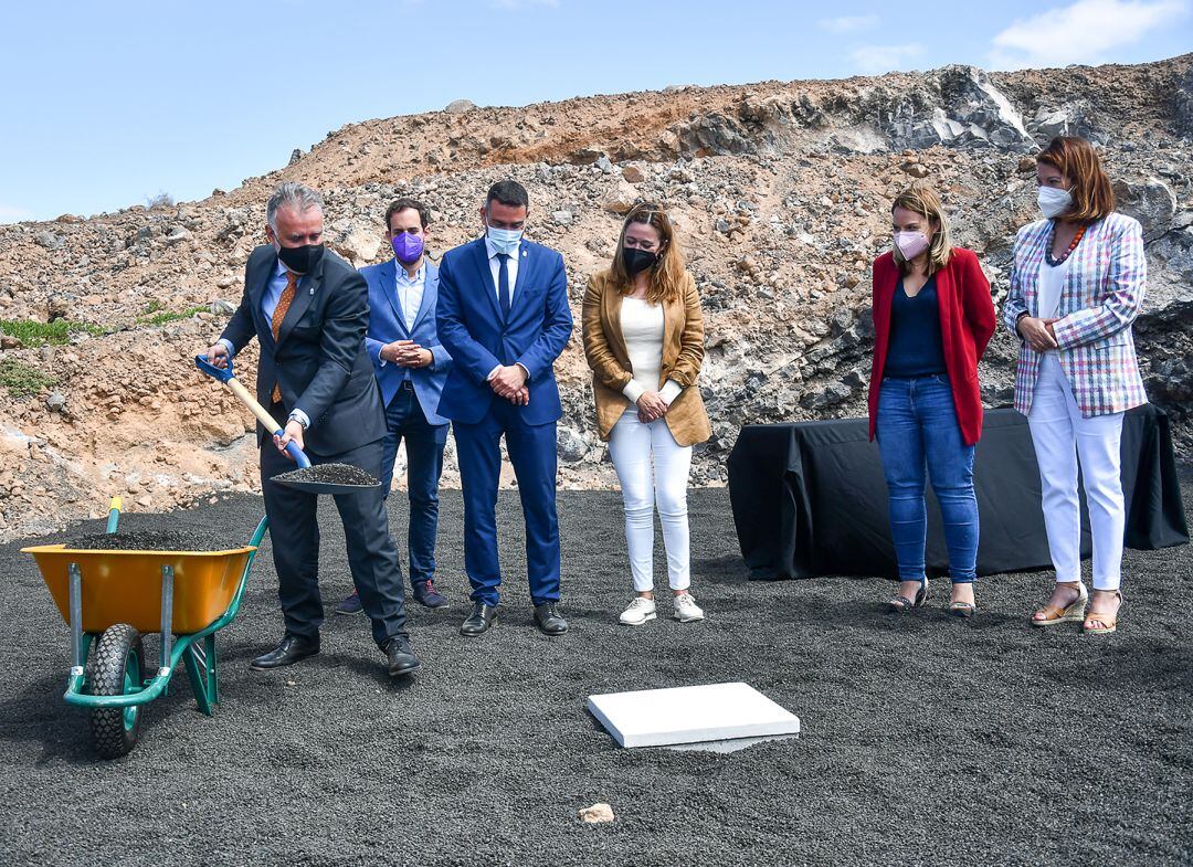 El presidente del Gobierno de Canarias, Ángel Víctor Torres, colocando la primera piedra de la residencia.