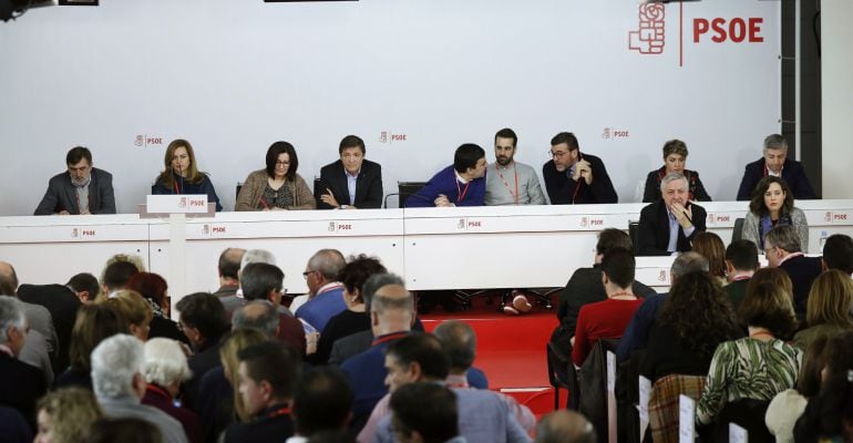 El presidente de la gestora del PSOE, Javier Fernández, junto al portavoz, Mario Jiménez y los miembros de la gestora durante el Comité Federal del partido en Madrid este sábado.