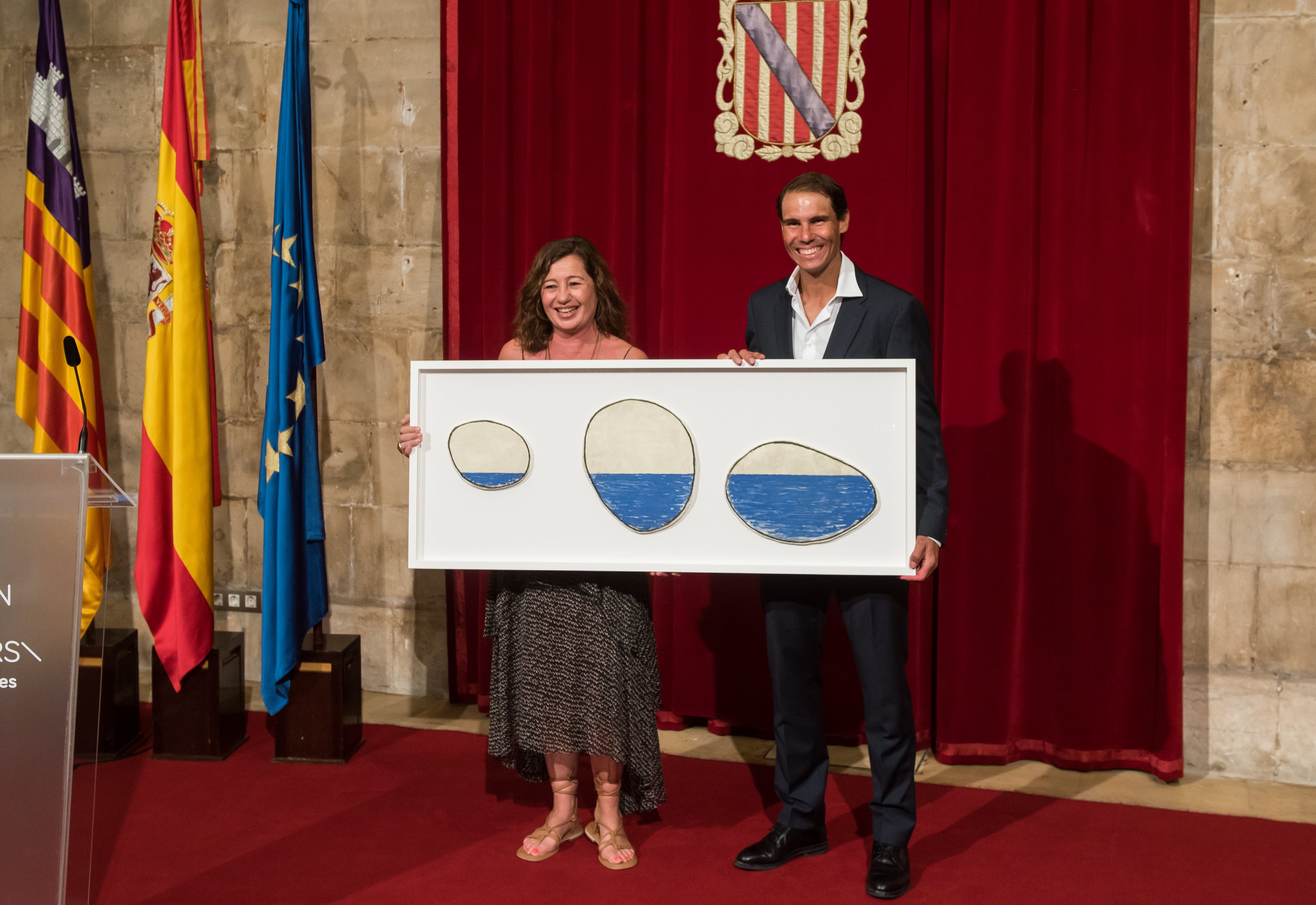 PM17 PALMA DE MALLORCA (ISLAS BALEARES) 15-06-22.- La presidenta de Baleares, Francina Armengol, hace un obsequio al tenista Rafel Nadal Parera, durante un acto de reconocimiento a la trayectoria del deportista, que recientemente ha conseguido su decimocuarto título de Roland Garros, este miércoles en Palma de Mallorca. EFE/ Atienza
