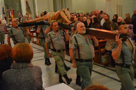 Los miembros de la nueva hermandad de Elda y Petrer portaron al Cristo durante la procesión claustral