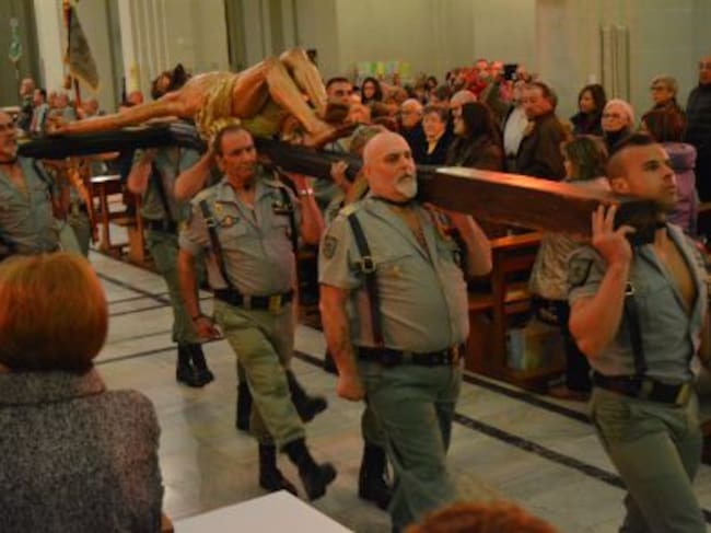 Los miembros de la nueva hermandad de Elda y Petrer portaron al Cristo durante la procesión claustral