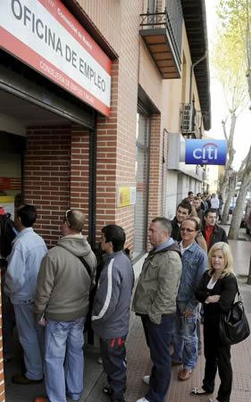 El paro sube en 121.900 personas en el 4º trimestre