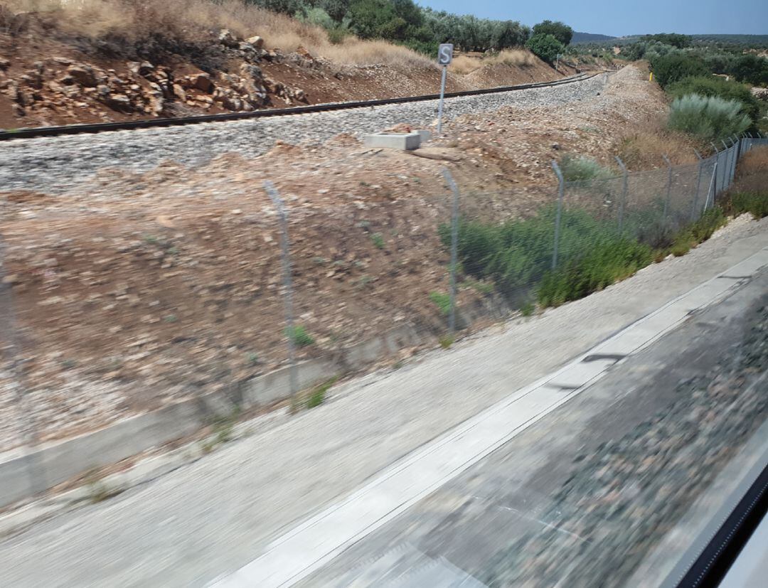 Vía convencional del tren de la línea Granada-Bobadilla en el término de Loja (Granada) vista desde el AVE