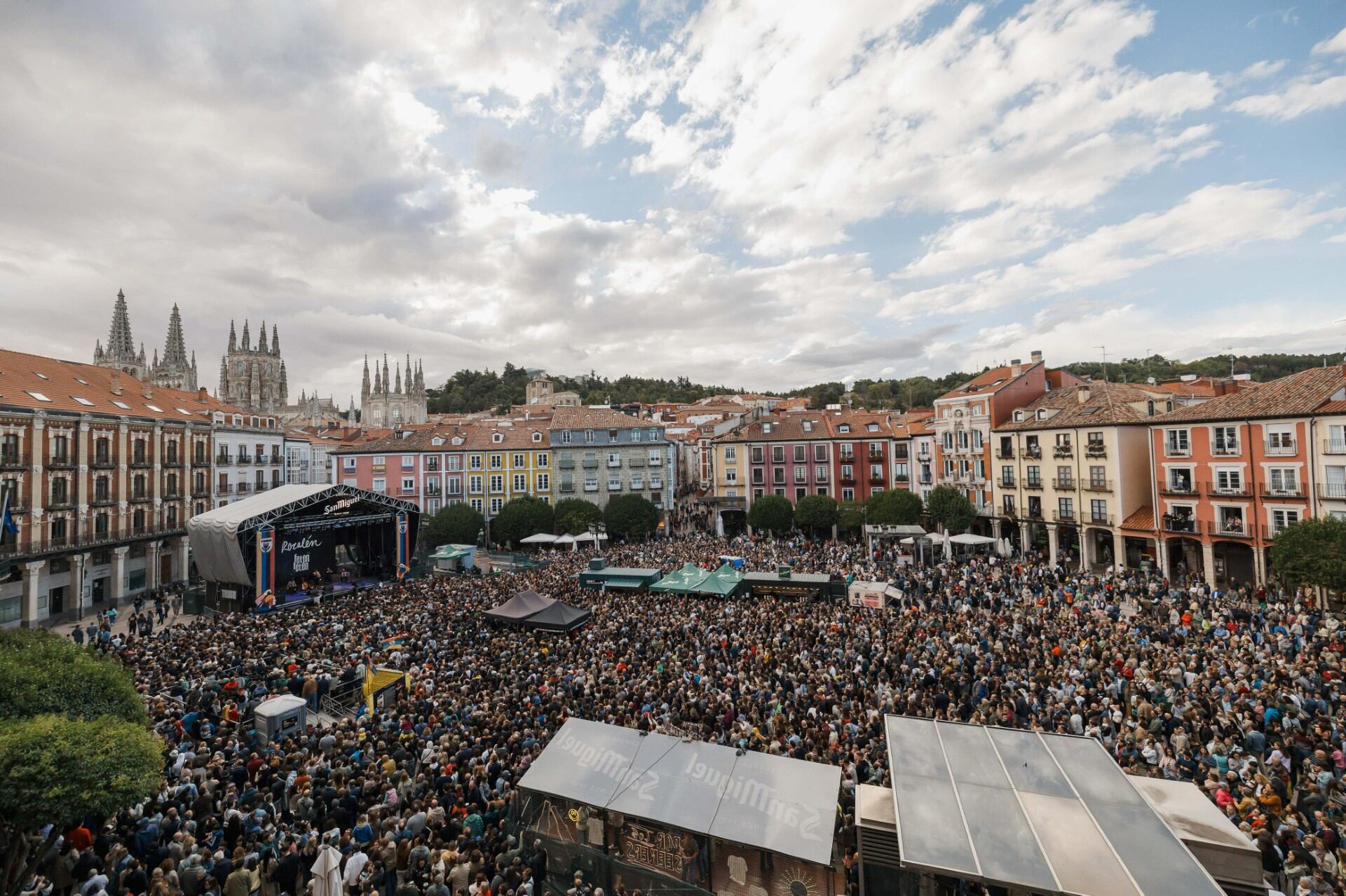 El último concierto del Tribu 2025, con Rozalén y Fetén Fetén, abarrotó este domingo la Plaza Mayor de Burgos