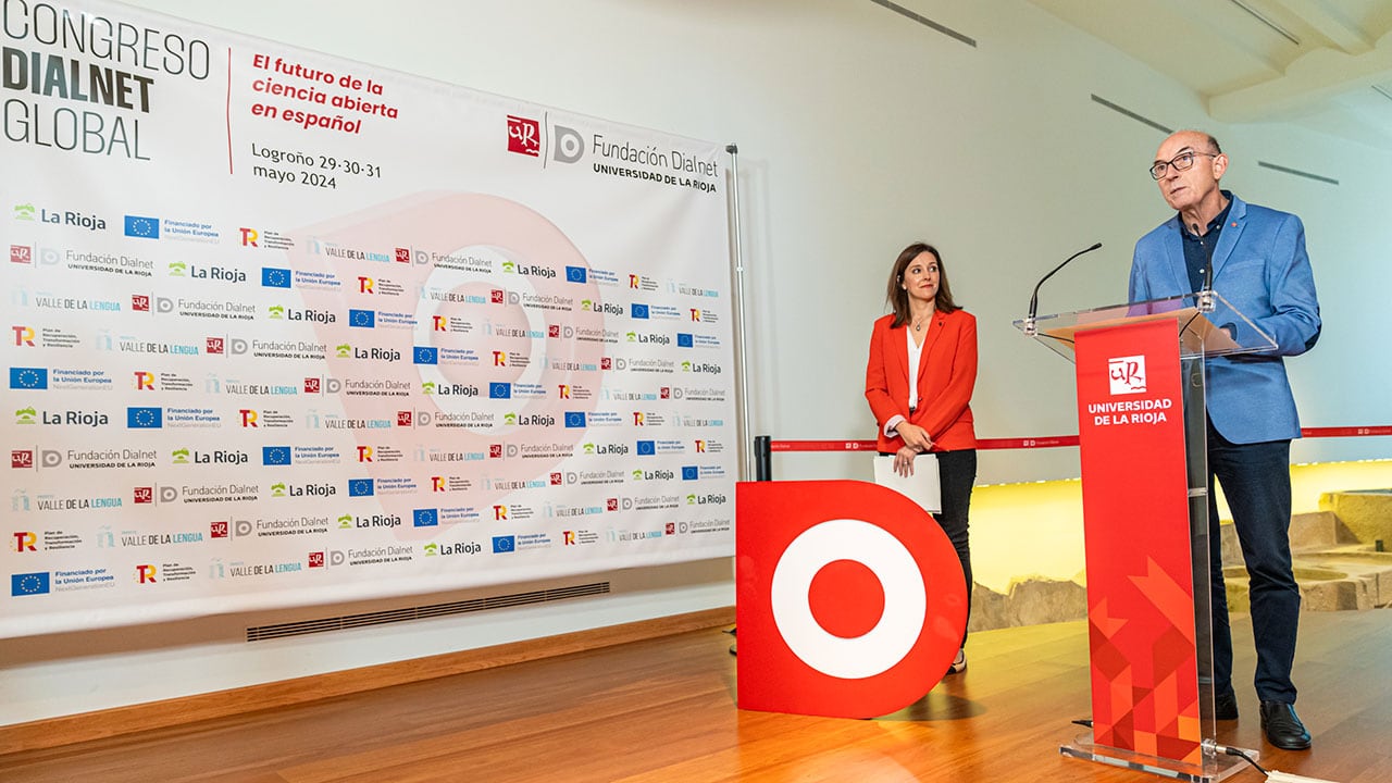 El rector de la Universidad de La Rioja, Juan Carlos Ayala, y la directora de la Fundación Dialnet, Elena López Tamayo, presentan el I Congreso Dialnet Global | Universidad de La Rioja