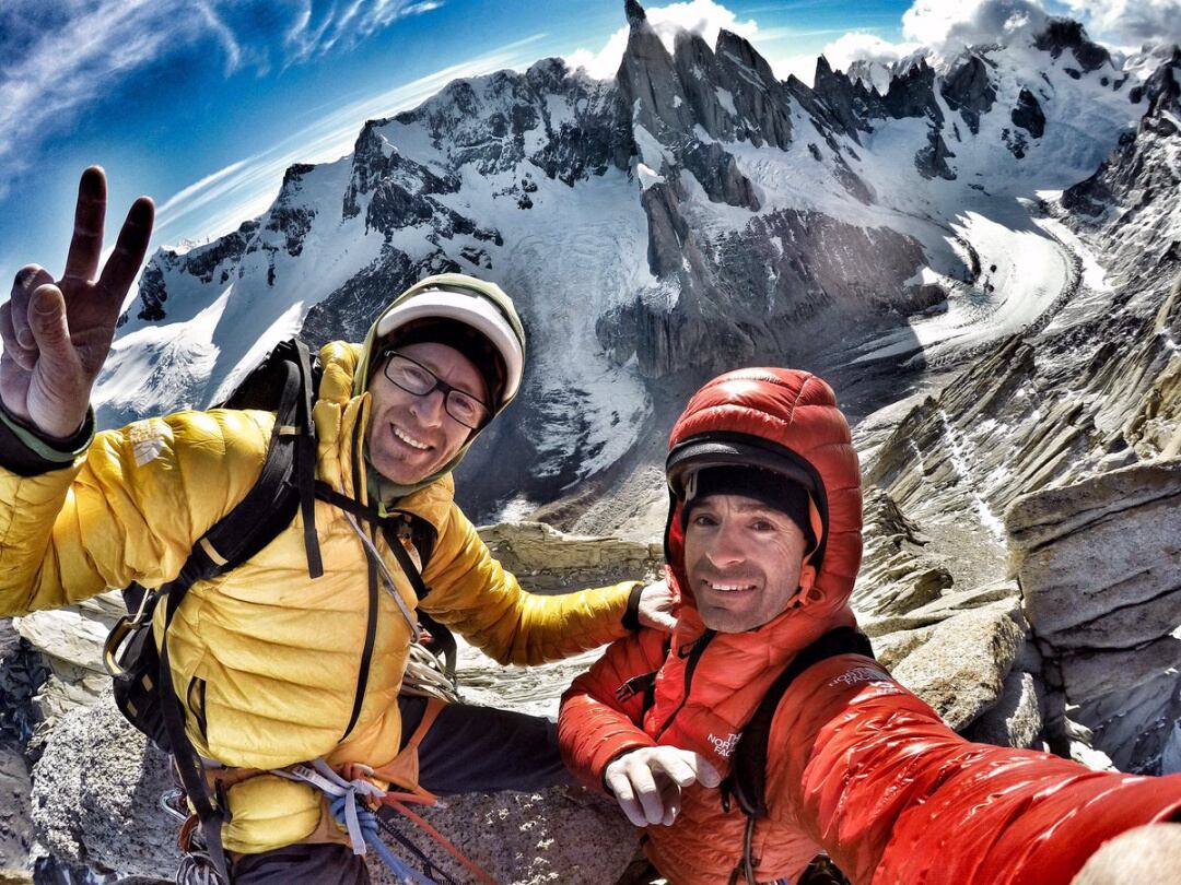 Iker (de amarillo) y Eneko (de rojo) en la cumbre de la aguja patagónica.