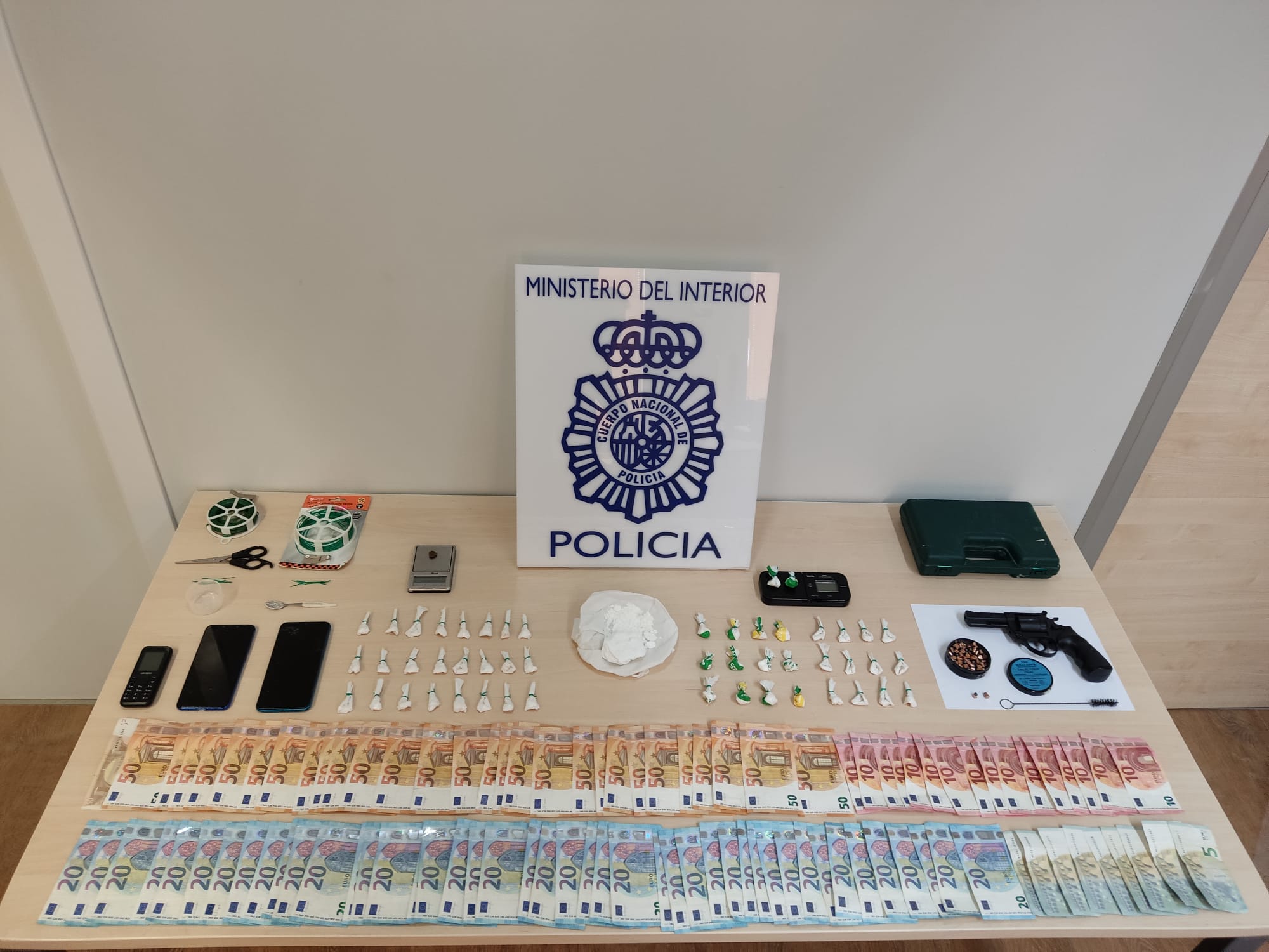 Agentes de la Policía Nacional han detenido en Lorca a tres miembros de una familia como presuntos autores de un delito de tráfico de drogas al explotar una red de venta de cocaína a domicilio