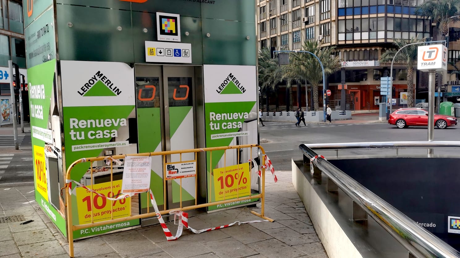 Acceso exterior al ascensor de la parada de Mercado de TRAM d&#039;Alacant fuera de servicio hasta el 20 de mayo