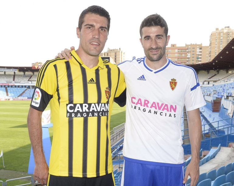 Alberto Zapater y Rubén Gracia Cani lucen las nuevas camisetas del Real Zaragoza para la temporada 2016-2017. 