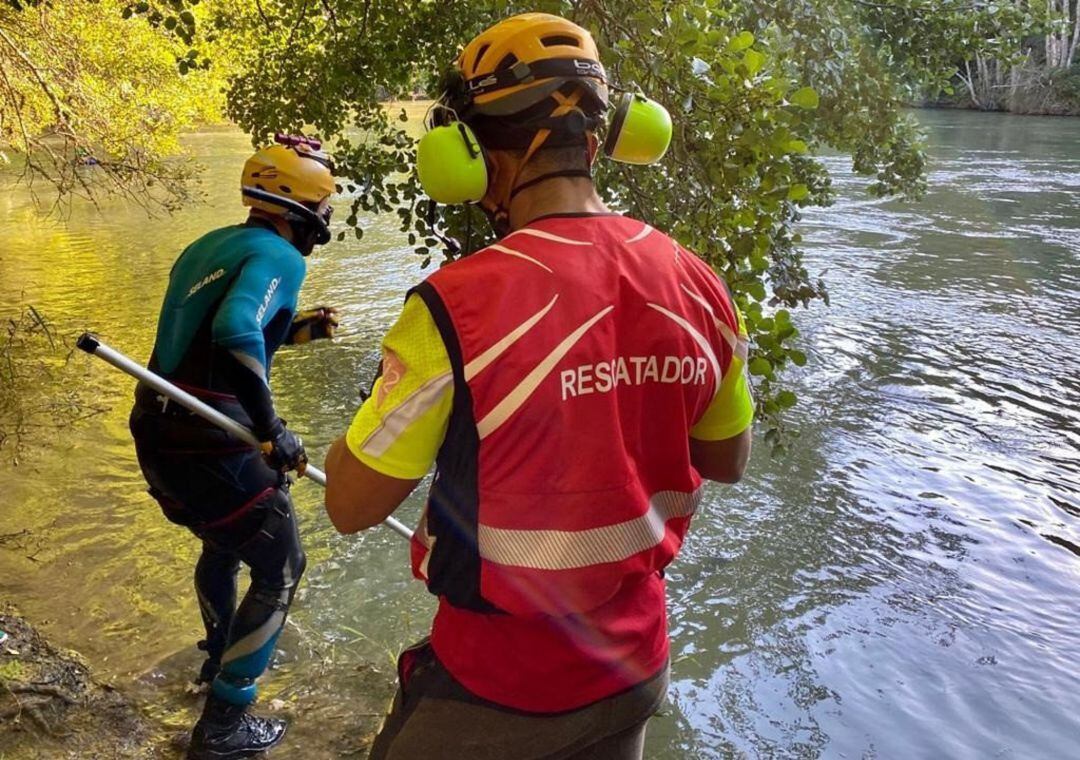 Se han cerrado las compuertas de la presa para reducir el caudal del río y así continuar con la búsqueda