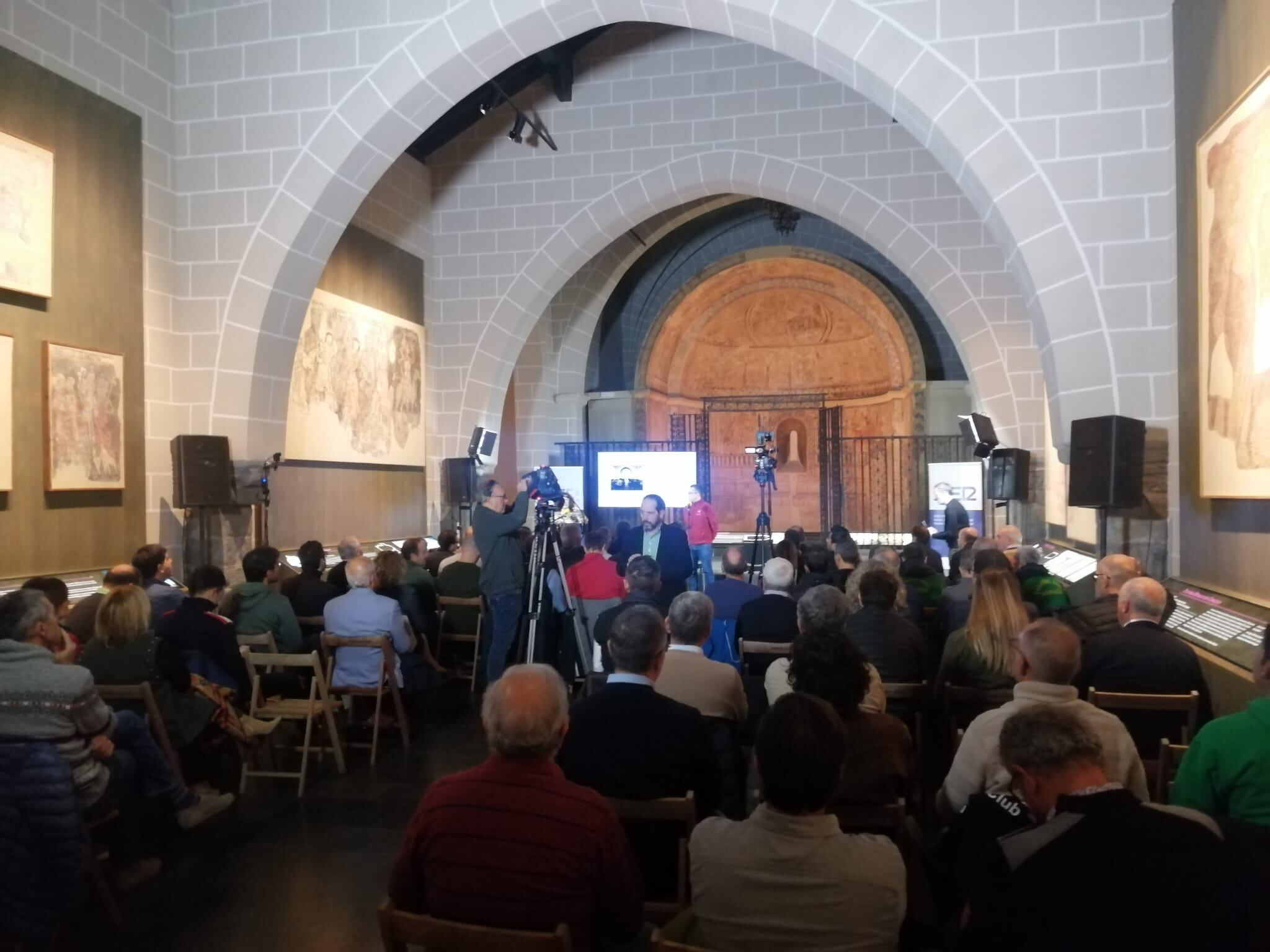 Numeroso público en el Museo Diocesano de Jaca, en la inauguración de la temporada Ondas Blancas