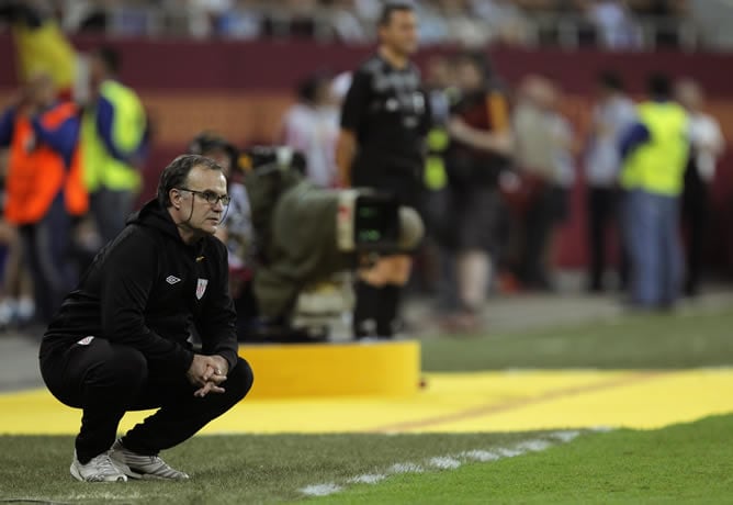 El entrenador argentino del Athletic de Bilbao, Marcelo Bielsa, durante la final de la Liga Europa que disputan el Atlético de Madrid y el Athletic de Bilbao en el National Arena de Bucarest