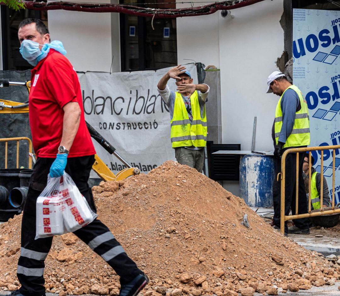 Varios operarios trabajan en una construcción hoy martes tras finalizar ayer la restricción a las actividades no esenciales